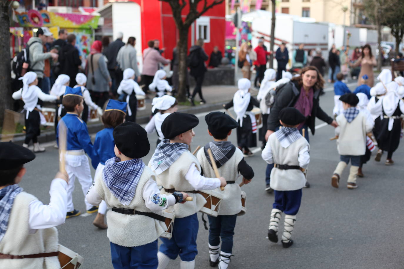 El ritmo de los tambores invade las calles de Idiazabal