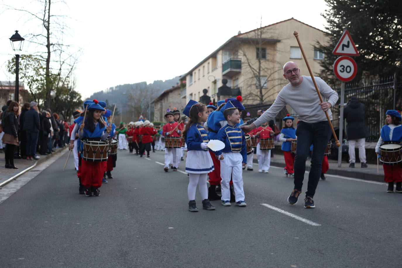 El ritmo de los tambores invade las calles de Idiazabal