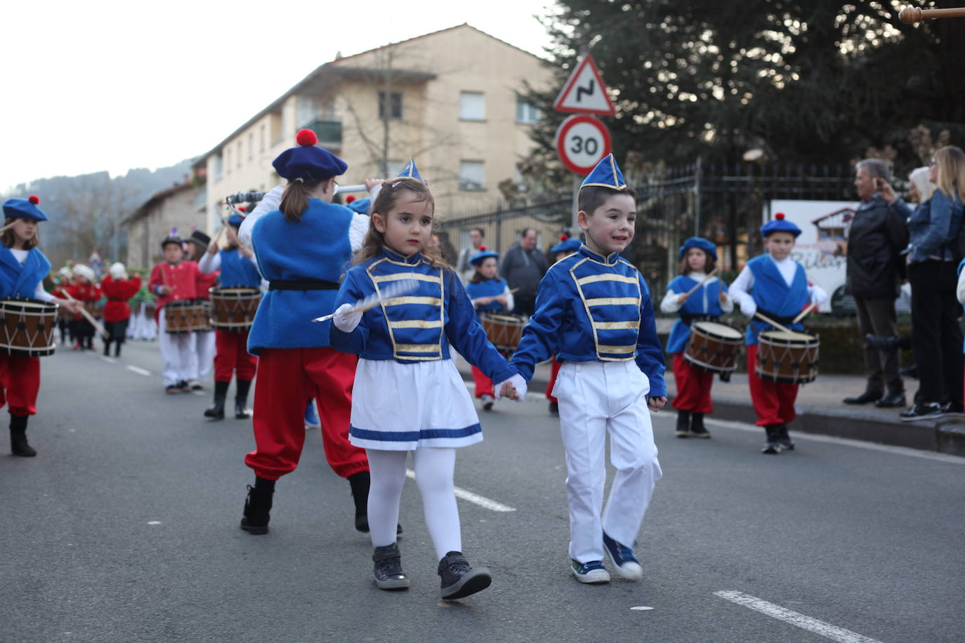 El ritmo de los tambores invade las calles de Idiazabal