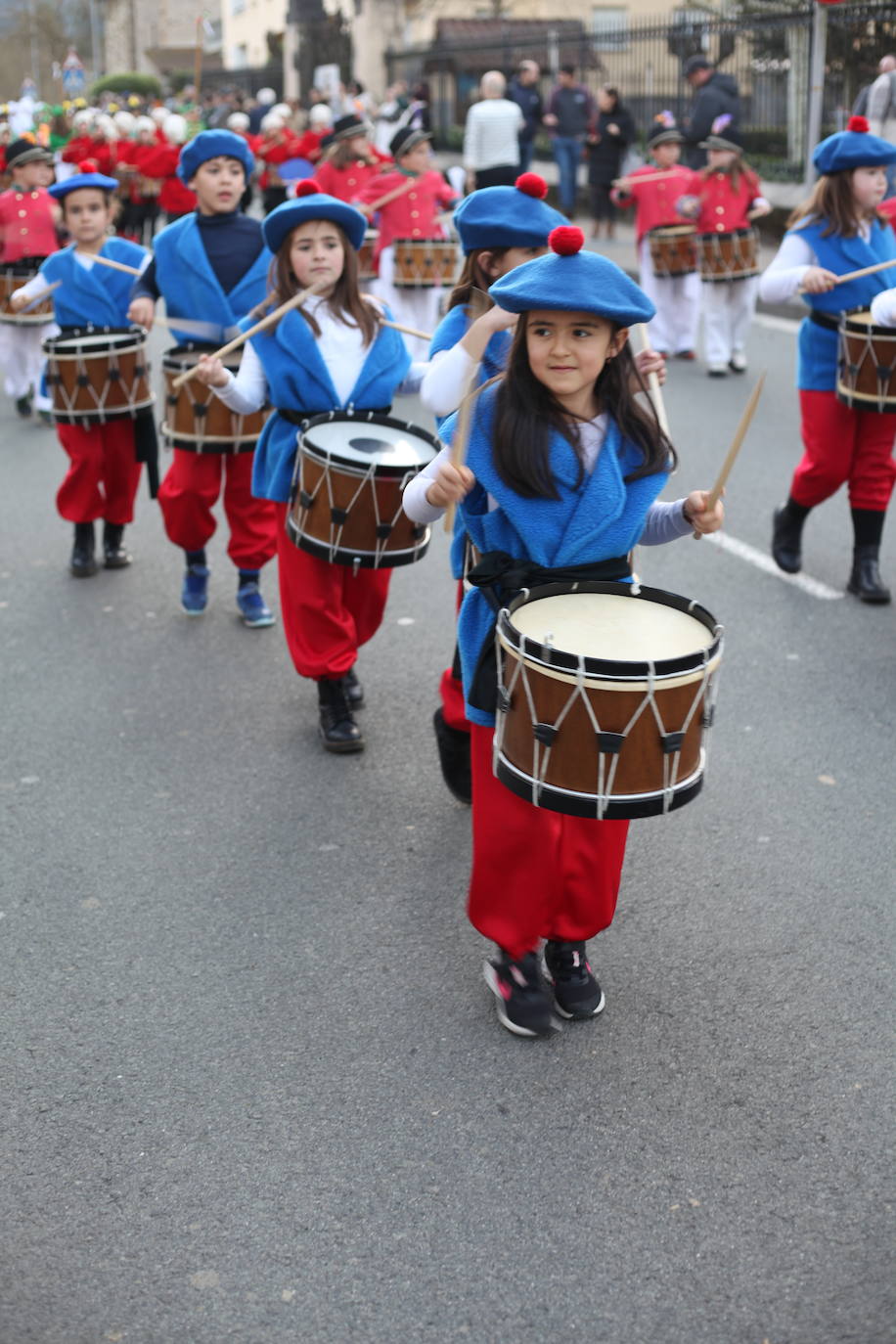 El ritmo de los tambores invade las calles de Idiazabal