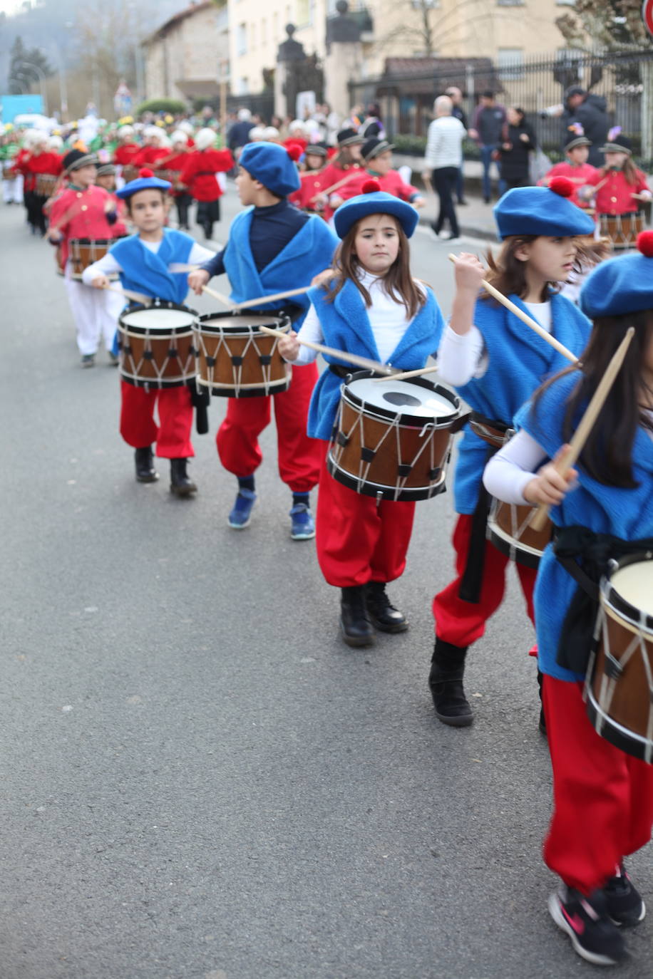 El ritmo de los tambores invade las calles de Idiazabal