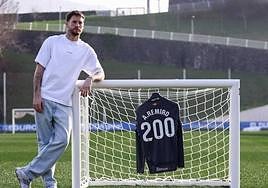 Álex Remiro posa con la camiseta que muestra sus doscientos partidos con la Real Sociedad.