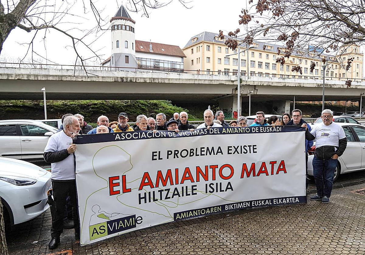 Concentración de la asociación de víctimas del amianto (Asviamie) en Donostia.
