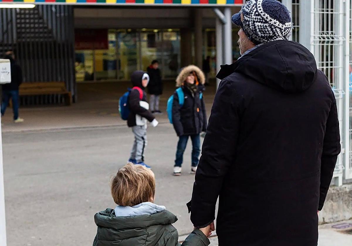 Un padre ante la puerta de un centro educativo.