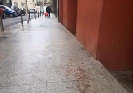 Restos de sangre del herido en el lugar de la agresión.