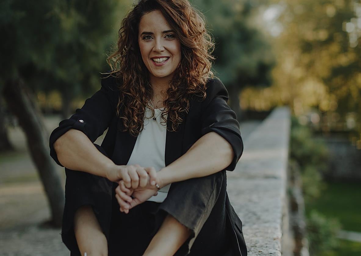 Laura Azcona publica su debut literario el próximo 8 de febrero.