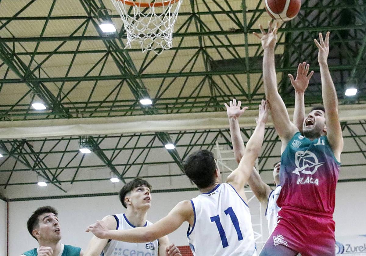 Zabaleta fue una pesadilla para sus rivales. En la foto lanza a canasta pese a la oposición del Easo.