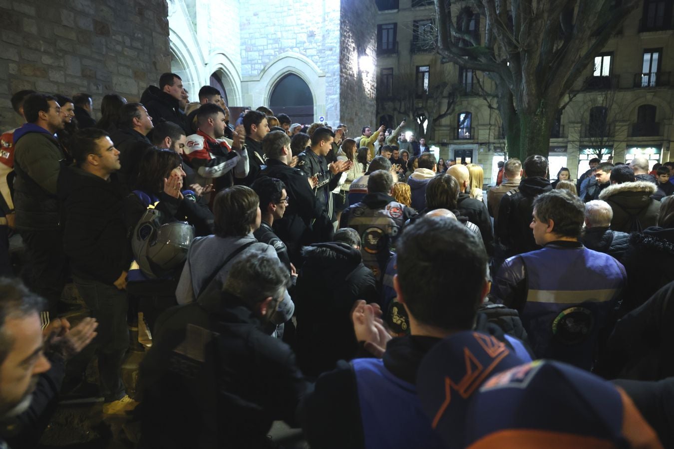 Cientos de motos rugen por Jontxu en Donostia