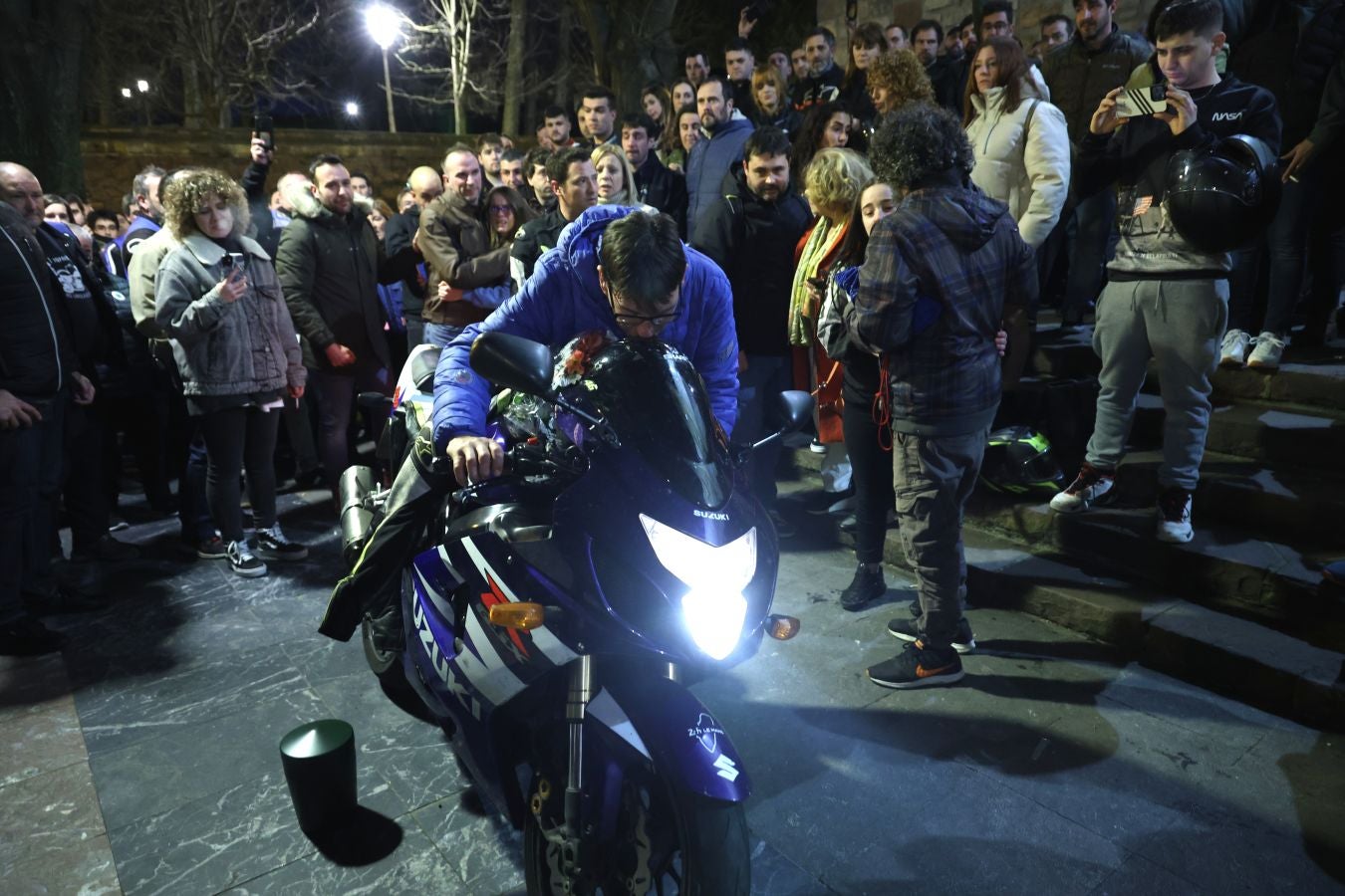 Cientos de motos rugen por Jontxu en Donostia