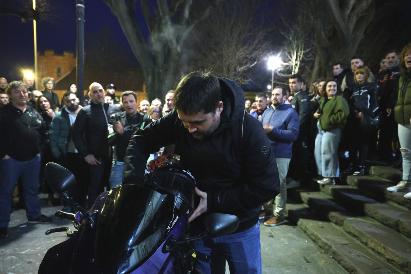 Cientos de motos rugen por Jontxu en Donostia