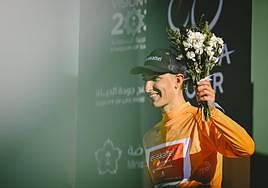 Unai Zubeldia, con el maillot naranja del ciclista más combativo de la primera etapa del AlUla Tour.
