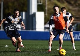 Magunazelaia y Rupérez observan el pase enviado por Zubeldia.