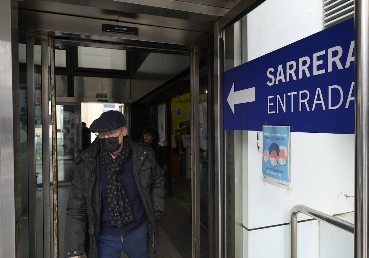 Un paciente abandona un centro de salud con la mascarilla.