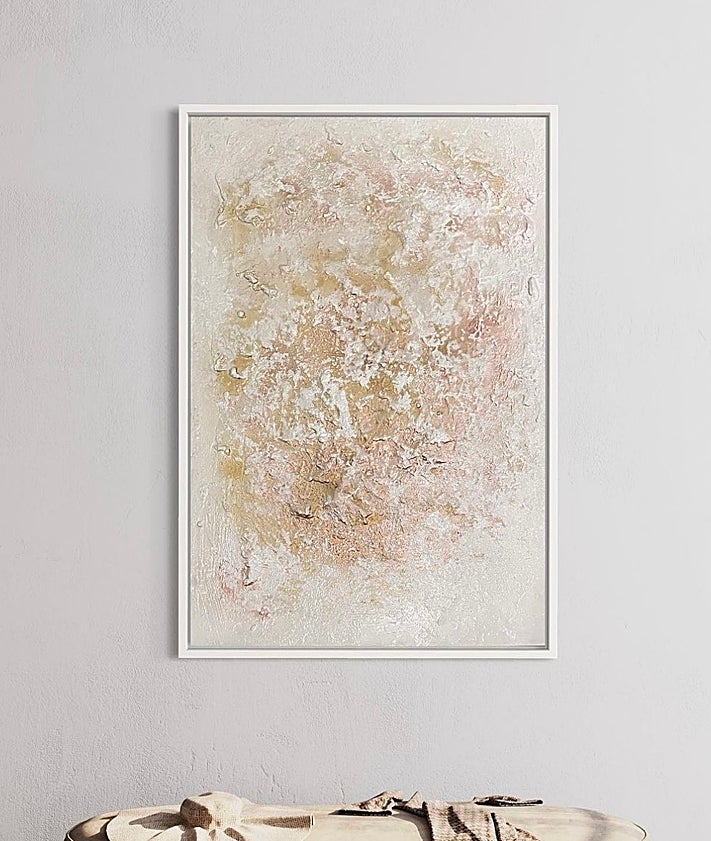 Imagen secundaria 2 - Una pintura con matices metalizados, Mireia Izquierdo en el proceso de creación y otra pintura con tonalidades neutras 