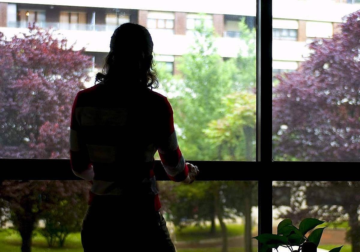 Foto de archivo de una joven de espaldas.