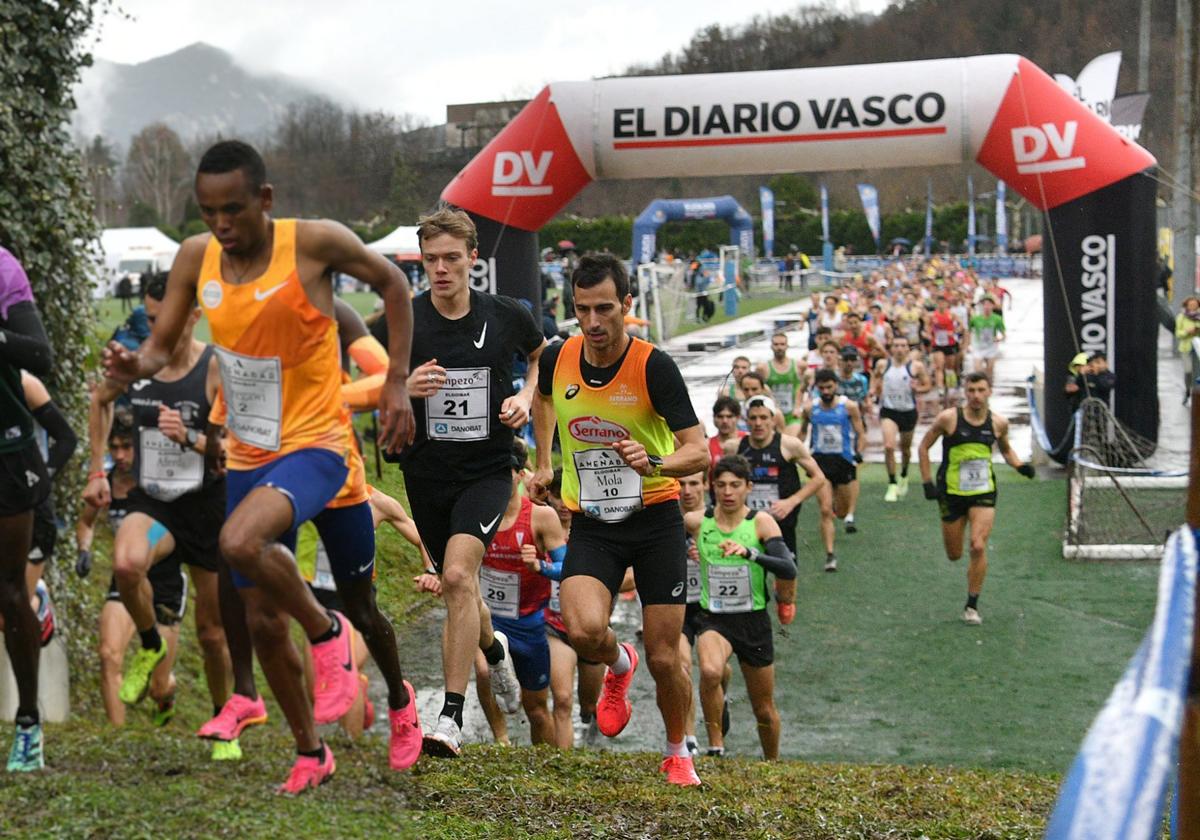 Mario Mola, con el dorsal 10, el pasado 7 de enero en Elgoibar.