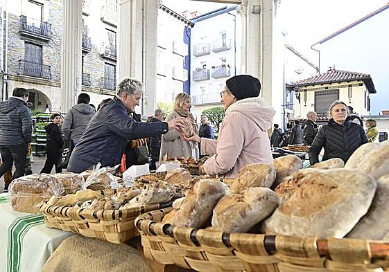 Una vendedora, en la feria tradicional de Ordizia de este miércoles, donde han dejado de acudir algunos baserritarras al igual que en Tolosa.