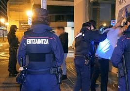 Agentes de la Ertzaintza realizan cacheos preventivos en Donostia para localizar armas blancas.