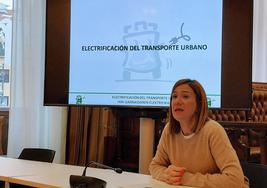 La alcaldesa, Cristina Laborda, ha comunicado la nueva compra de buses eléctricos.