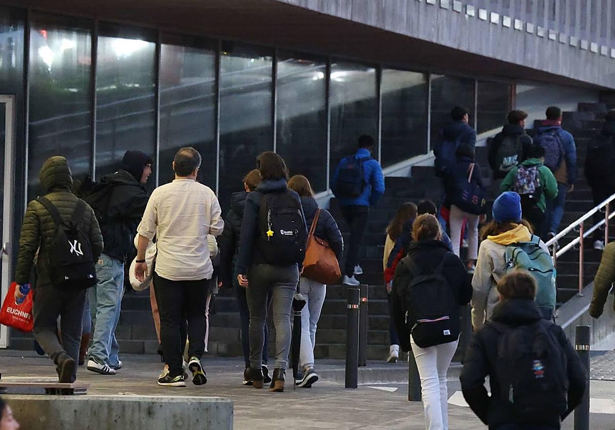 Alumnos a la entrada de un colegio en Donostia