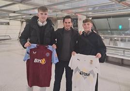 Josh Feeney y Tommi O'Reilly junto al presidente Igor Emery en el aeropuerto de Loiu.