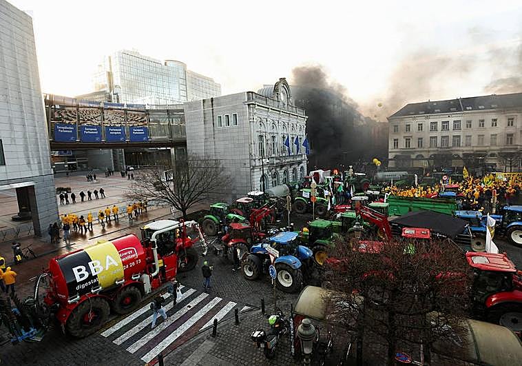 La protesta de los agricultores frente a las instituciones comunitarias en Bruselas.