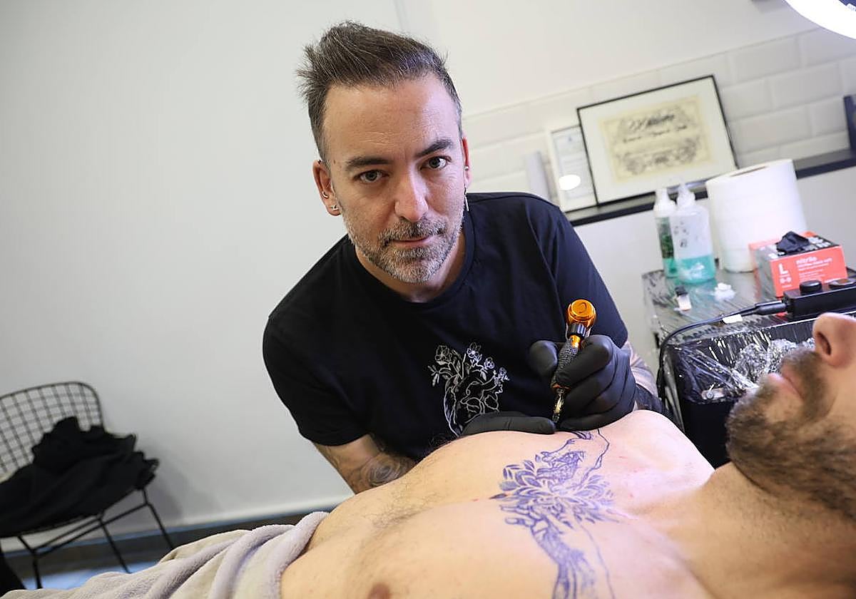 Ander Ortiz de Murua, uno de los mejores tatuadores de España, en una de sus sesiones.