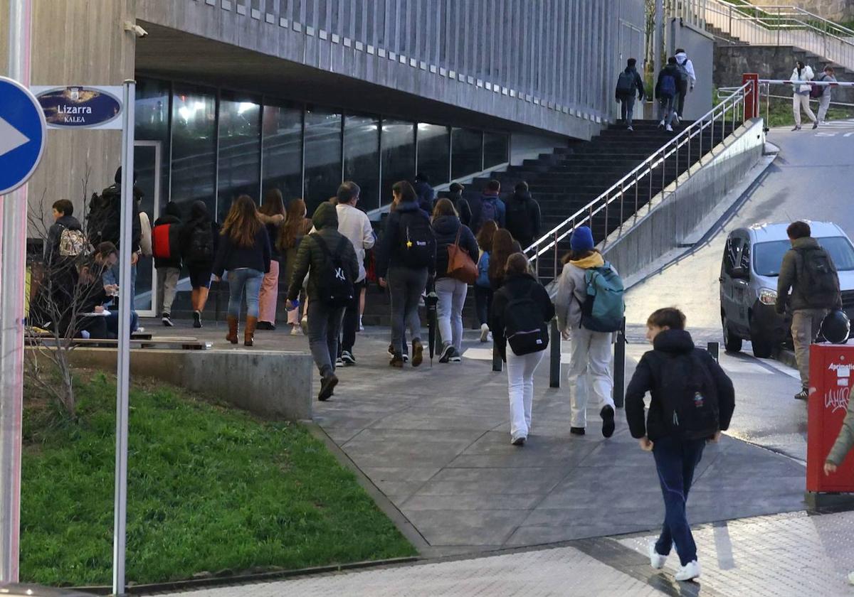 Estudiantes entran a un colegio guipuzcoano.