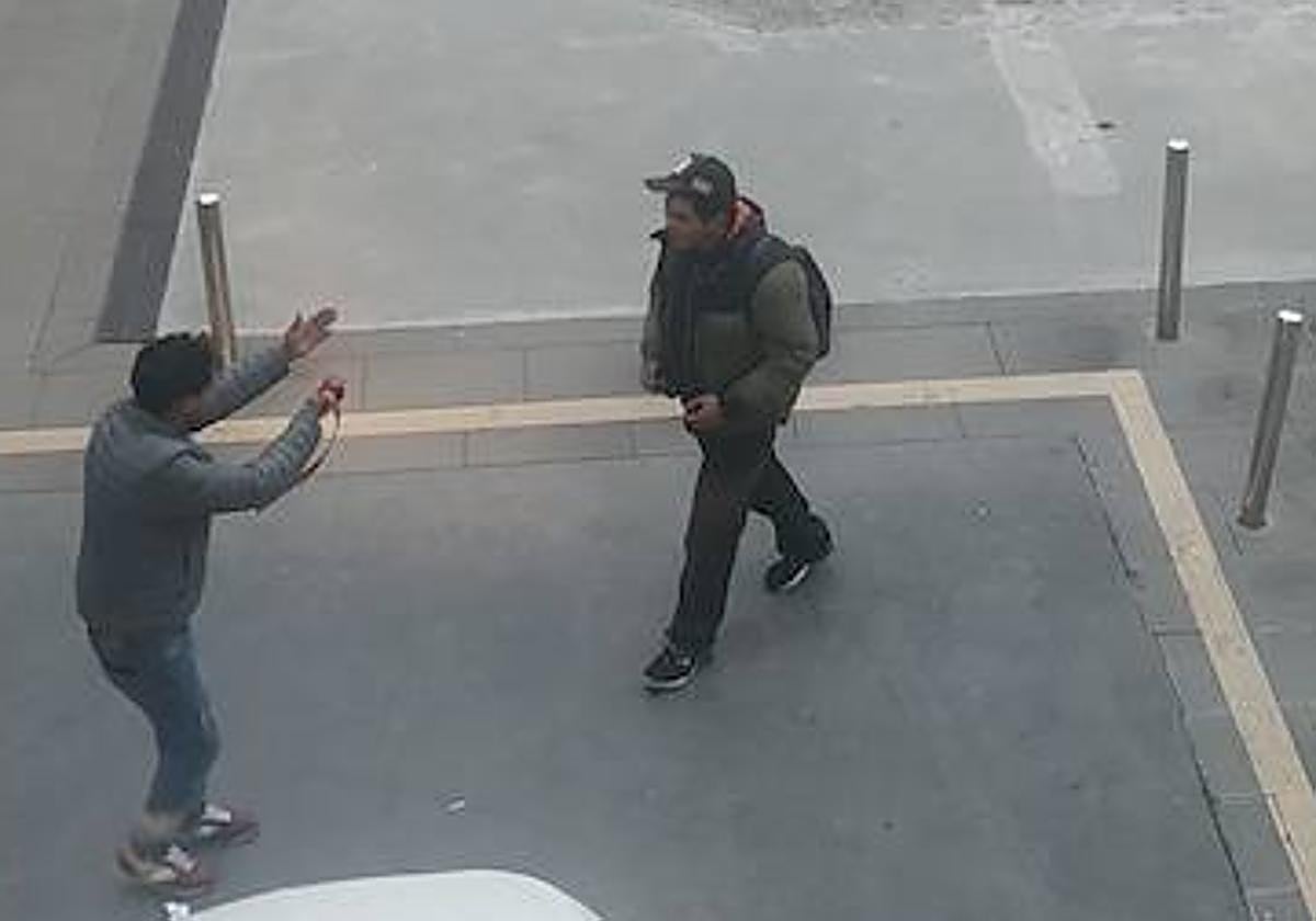 La pelea protagonizada por dos hombre en el barrio de Egia de San Sebastián este viernes.