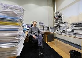 José María Pitarke posa rodeado de informes y papeles en su despacho de Nanogune.