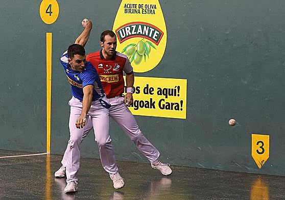 Ander Imaz se dispone a dar un derechazo ayer en el frontón Igarondo de Idiazabal ante Elordi.