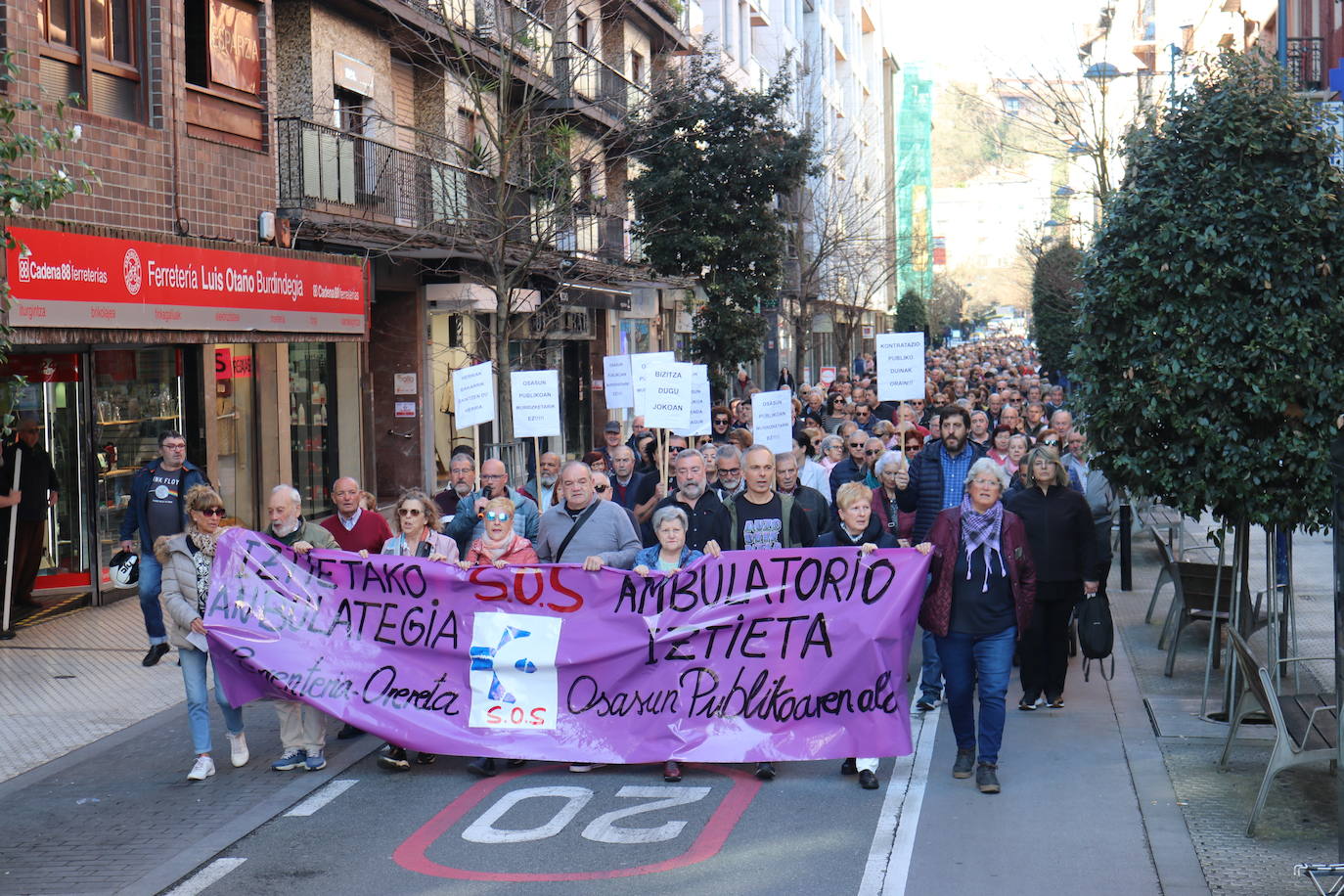 La protesta en Errenteria por Iztieta, en imágenes