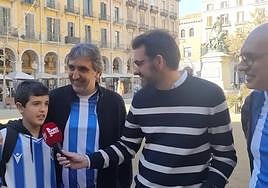 Aficionados zumaiarras de la Real desplazados a Girona con el enviado especial de DV, Miguel González.