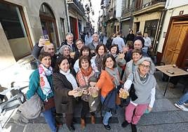 Una cuadrilla de Bilbao brinda en kale Nagusia de Hernani antes de catar las kupelas.