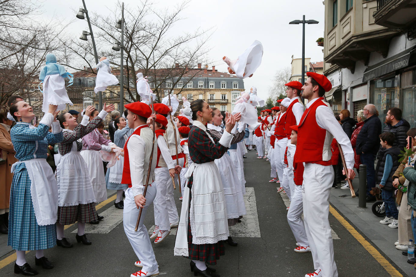 Las mejores imágenes del desfile de Iñude eta Artzainak en Irun