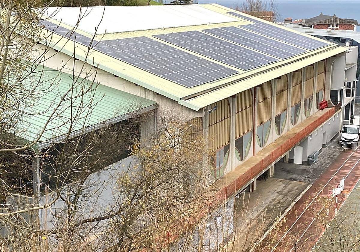 Sahatsaga kiroldegiko teilatuan jarrita daude panelak.