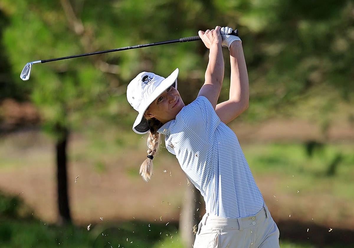 Ane Urchegui acaba el 'swing' en el transcurso de una vuelta en un campo de golf.