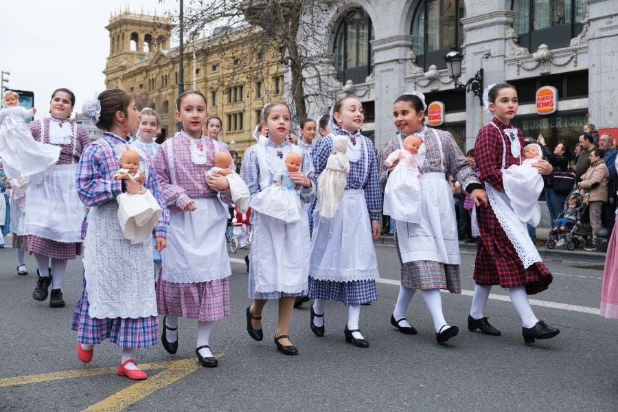 Iñudes y artzaias animan las calles de la Parte Vieja