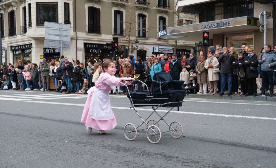 Iñudes y artzaias animan las calles de la Parte Vieja