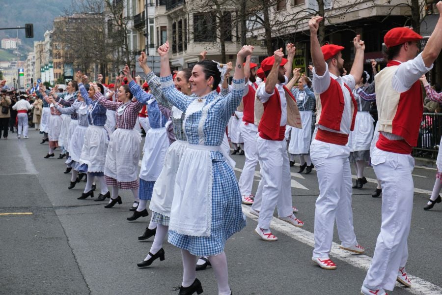 Iñudes y artzaias animan las calles de la Parte Vieja
