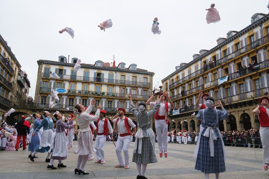 Iñudes y artzaias animan las calles de la Parte Vieja