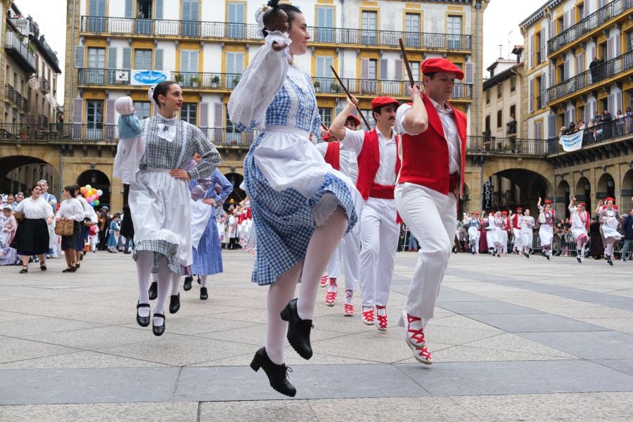 Iñudes y artzaias animan las calles de la Parte Vieja