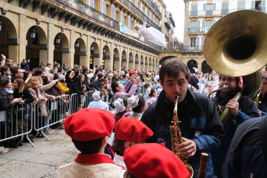 Iñudes y artzaias animan las calles de la Parte Vieja