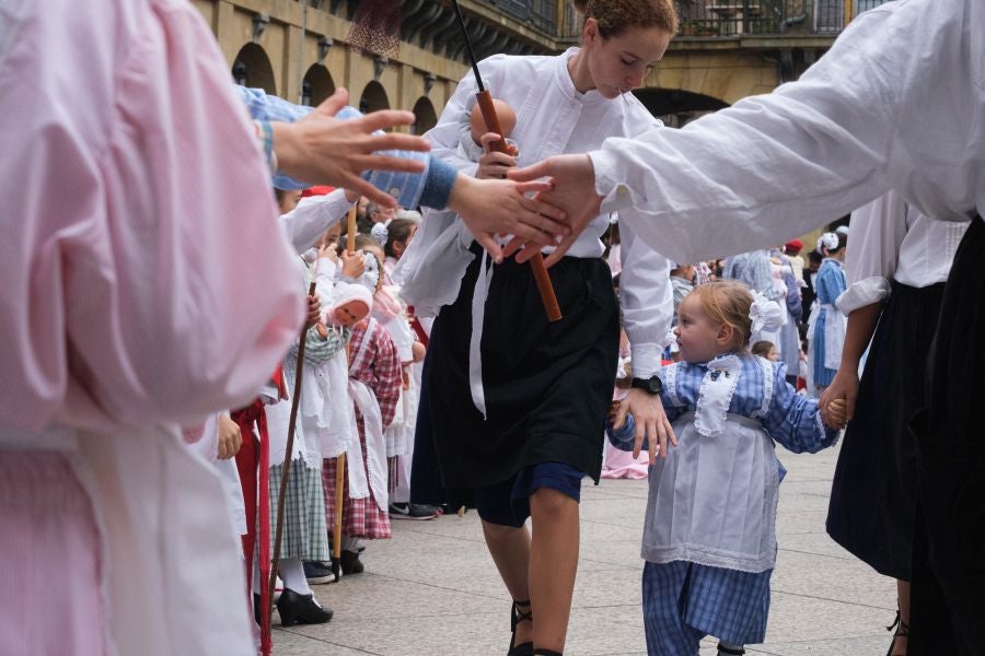 Iñudes y artzaias animan las calles de la Parte Vieja
