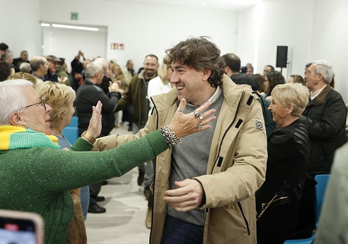 El secretario general del PSE-EE y candidato a lehendakari, Eneko Andueza, saluda a los asistentes a un acto en Lasarte-Oria este domingo.