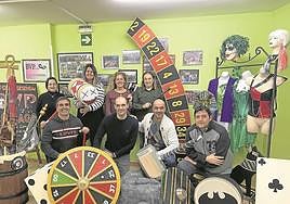 Parte del grupo de trabajo de la comparsa de San Vicente de Paúl con atrezzo de carnavales pasados y de los de este año.