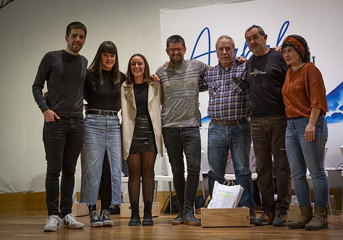 Oionen kantuan aritu diren sei bertsolariak Eli Plazaola gai-jartzailearekin.