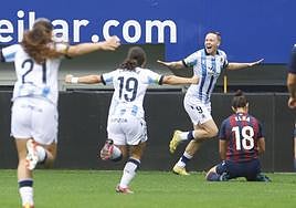 Franssi celebra uno de los dos goles marcados ayer en Ipurua mientras Nerea y Lorena corren a su encuentro.