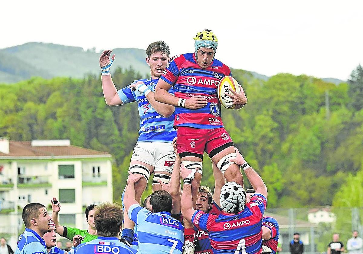 Mikel Pérez se hace con el oval en una 'touche' en Altamira aprovechando el buen trabajo de sus compañeros.