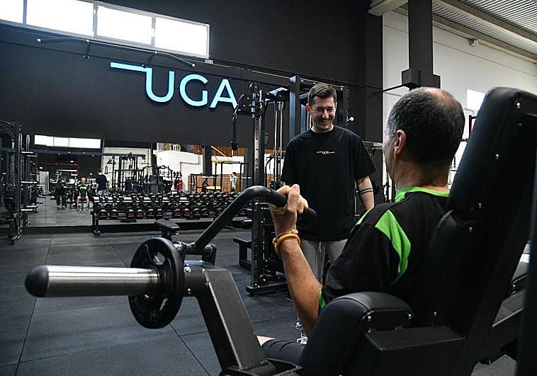 Urtzi Odriozola da indicaciones a uno de los primeros usuarios que tuvo este lunes el gimnasio 'Uga'.